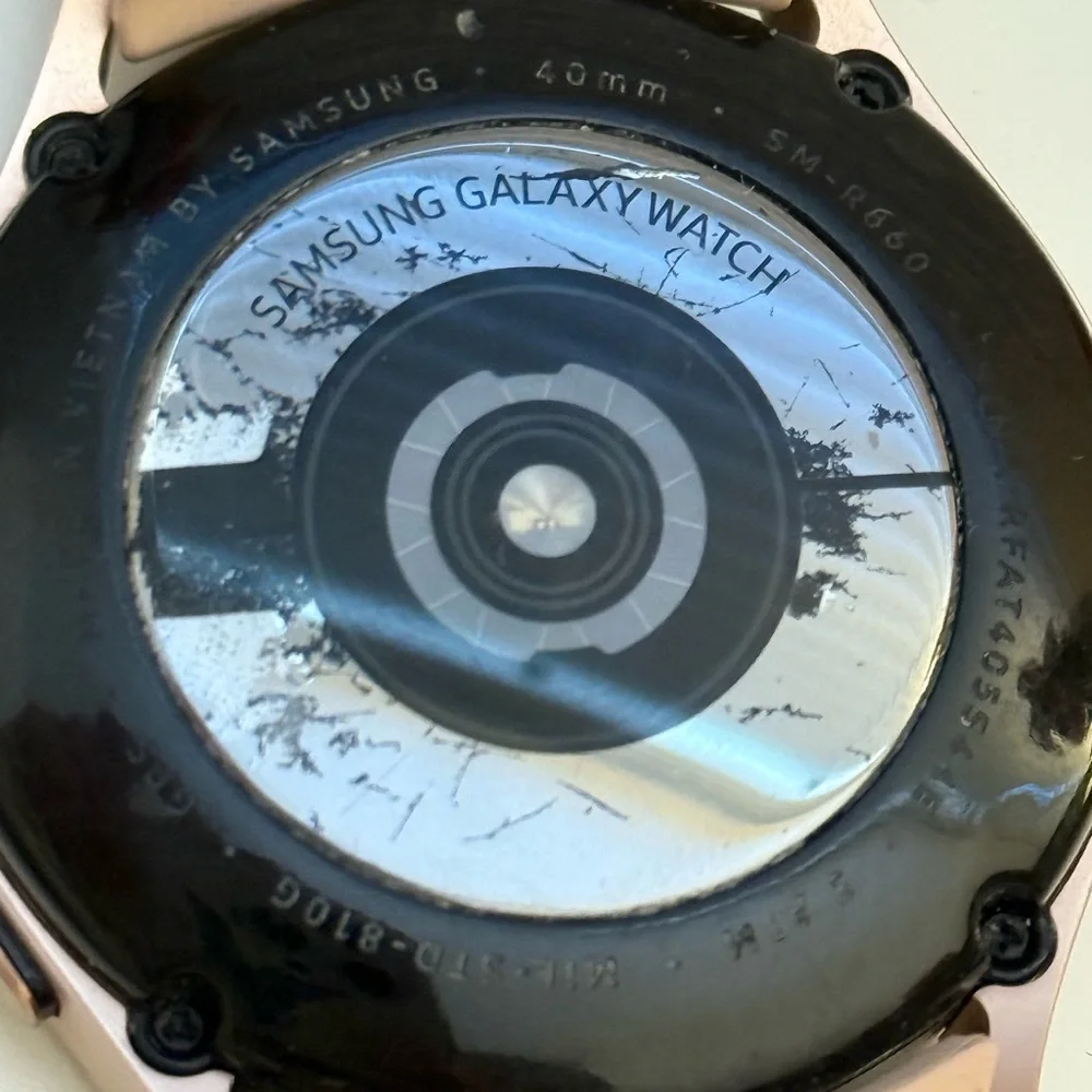 Samsung Galaxy Watch4 (S44E) with band and charger